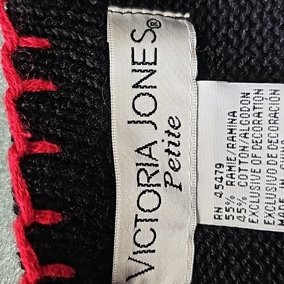 VICTORIA JONES, blank with red and green enbroidery. Size PS Chico - Picture 6 of 11